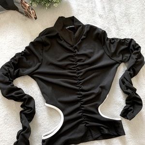 Mock neck ruched cut-out contrast binding tee